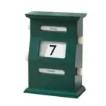 Calendrier perpétuel en bois vert foncé avec affichage de la date, du jour et du mois, idéal pour la décoration de bureau ou intérieur avec un style vintage.