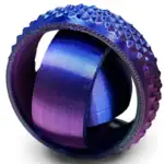 Bague en titane coloré avec design scientifique, idéale pour les amateurs de bijoux originaux et modernes.