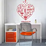 Mur blanc avec décoration de laboratoire en forme de cœur rouge contenant des icônes de chimie, avec un bureau blanc, une chaise grise avec coussin orange, et une petite étagère avec livres et voiture.