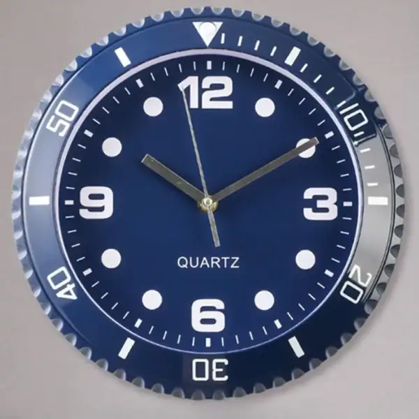Une horloge murale de style scientifique avec un cadran bleu et des chiffres blancs, idéale pour une décoration de bureau ou d'espace de travail.