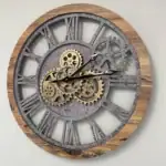 Horloge murale industrielle avec engrenages en métal et cadre en bois, design vintage et moderne pour décoration intérieure.
