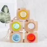 Ensemble de caméras en bois pour enfants avec boutons colorés, parfaites pour stimuler la créativité et l'imagination des jeunes enfants.
