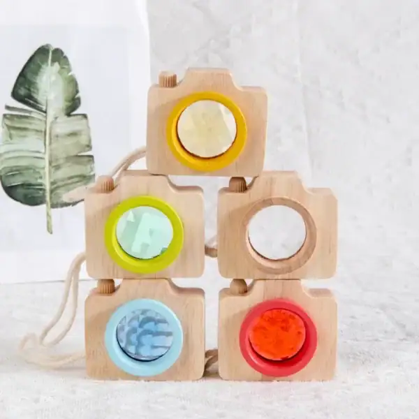 Ensemble de caméras en bois pour enfants avec boutons colorés, parfaites pour stimuler la créativité et l'imagination des jeunes enfants.