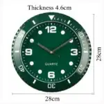 Horloge murale scientifique avec cadran vert, chiffres blancs et aiguilles argentées, idéale pour décoration de laboratoire ou espace scientifique.