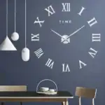 Balancier mural avec chiffres romains et mot "TIME".