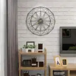 Horloge murale design en métal noir avec structure géométrique, idéale pour la décoration moderne intérieure.