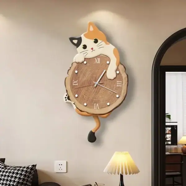 Horloge murale en forme de chat avec un design adorable et original, intégrant un chat en 3D qui semble jouer avec l'horloge en bois. Parfait pour une décoration intérieure ludique et chaleureuse.