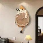 Horloge murale en forme de chat avec un design adorable et original, parfait pour une décoration intérieure ludique et chaleureuse.