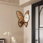 Horloge murale en forme de papillon en bois avec design floral et mécanisme intégré, idéale pour décoration intérieure élégante et originale.