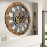 Horloge murale industrielle avec cadre en bois et mécanisme en métal, décoratif pour intérieur moderne ou vintage.