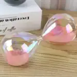Horloge en verre à sablier avec sable rose pastel, décoration élégante et moderne pour un intérieur sophistiqué.