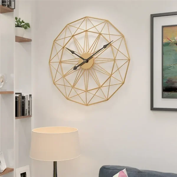 Horloge murale design en métal doré avec structure géométrique, idéale pour la décoration intérieure moderne.