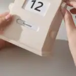 Calendrier en bois blanc affichant le mois de novembre avec un design minimaliste et élégant, parfait pour la décoration de bureau ou intérieur scientifique.