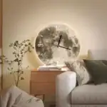 Horloge murale design avec éclairage LED intégré, idéale pour la décoration intérieure moderne et élégante.