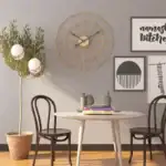 Horloge murale design en métal doré avec structure géométrique, idéale pour une décoration moderne et élégante dans un intérieur contemporain.