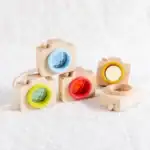 Ensemble de caméras en bois colorées pour enfants, parfaites pour jeux éducatifs et créatifs, avec détails en couleurs vives et design naturel.