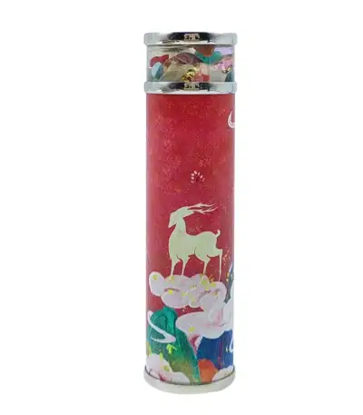 Confettis colorés dans un tube décoratif avec motif de licorne et nuages.