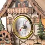 Horloge de chalet en bois avec décorations traditionnelles, featuring un cadran quartz, éléments en bois sculpté, petites maisons et figurines de chalet, idéale pour décoration rustique ou thém.