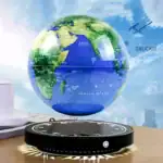 Globe terrestre holographique interactif affichant la carte du monde en 3D, projeté au-dessus d'une plateforme noire, avec un ciel bleu en arrière-plan.