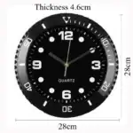 Horloge murale de style scientifique avec cadran noir, chiffres blancs et marqueurs lumineux, diamètre de 28 cm, épaisseur 4,6 cm, idéale pour décoration de bureau ou laboratoire.