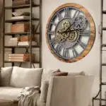 Horloge murale industrielle avec mécanisme apparent en bois et métal, décoration moderne pour intérieur élégant.