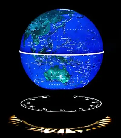 Globe terrestre lumineux en 3D avec base d'horloge, affichant la carte du monde en couleurs vives sur un fond noir.