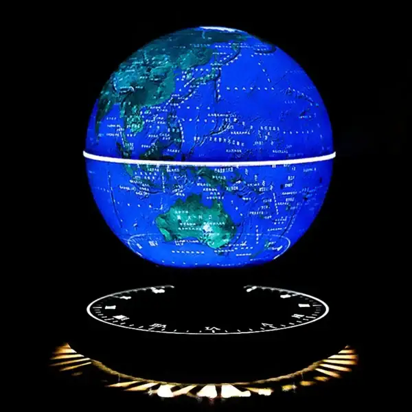 Globe terrestre lumineux en 3D avec base d'horloge, affichant la carte du monde en couleurs vives sur un fond noir.