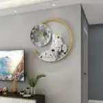 Horloge murale design avec astronautes et motif lunaire, idéale pour une décoration moderne et scientifique dans un intérieur.