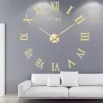 Horloge géante avec chiffres romains et aiguilles dorées.