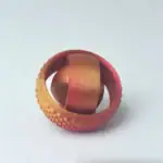 Pendentif scientifique en métal et silicone, design innovant et moderne, parfait pour les amateurs de science et de décoration originale.