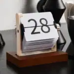 Calendrier de bureau vintage avec chiffres amovibles pour indiquer la date.