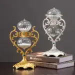 Balustre en verre décoratif en métal doré ou argenté, idéal pour la décoration intérieure ou comme objet de collection.