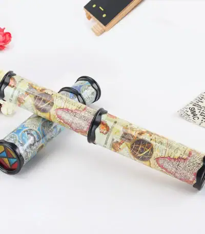 Lunettes de lecture avec monture en papier vintage et lentilles colorées, parfaites pour les amateurs de décoration scientifique ou pour un look rétro unique.
