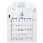 Calendrier mural en bois blanc avec voiliers et éléments marins, parfait pour la décoration de bureau ou de maison, combinant style nautique et organisation pratique.