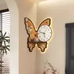 Horloge murale en forme de papillon avec décoration intérieure.