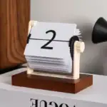 Calendrier perpétuel à affichage tournant en bois et plastique, idéal pour la décoration de bureau ou intérieur avec un design moderne et fonctionnel.