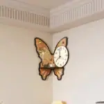 Horloge murale en forme de papillon avec un design floral et un mécanisme intégré, idéale pour une décoration originale et élégante dans une pièce moderne ou vintage.
