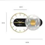Horloge murale moderne en métal doré et noir, avec un design élégant et minimaliste, idéale pour la décoration intérieure contemporaine.