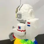 Figurine de dinosaure en blocs LEGO blanc avec détails colorés.