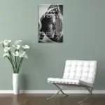 Une affiche de science-fiction représentant une astronaute en casque, inspirée de la NASA, idéale pour la décoration intérieure moderne et thématique scientifique.