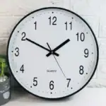 Horloge murale ronde avec design minimaliste, idéale pour une décoration de bureau ou d'études scientifiques.
