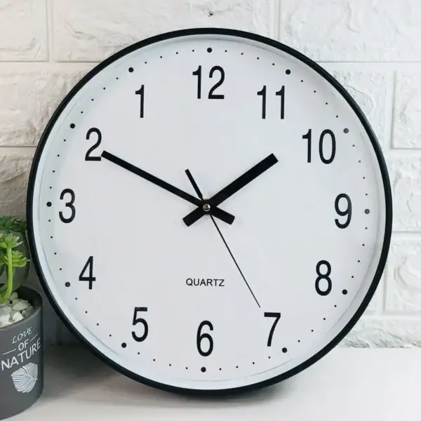 Horloge murale ronde avec design minimaliste, idéale pour une décoration de bureau ou d'études scientifiques.