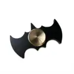 Porte-clés Batman en métal et bois, design original pour fans de super-héros, accessoire de mode unique, idéal pour personnaliser vos clés ou offrir en cadeau.