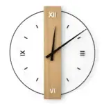 Horloge murale moderne avec cadre en bois clair et chiffres romains, alliant style contemporain et touche naturelle pour la décoration intérieure.