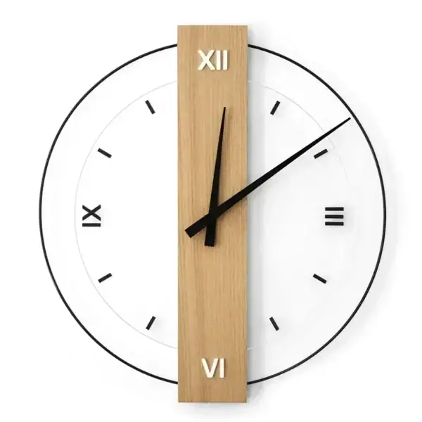 Horloge murale moderne avec cadre en bois clair et chiffres romains, alliant style contemporain et touche naturelle pour la décoration intérieure.