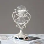 Vase en verre transparent de style scientifique avec un design complexe, idéal pour la décoration ou comme objet de collection. Parfait pour ajouter une touche sophistiquée à votre intérieur.