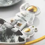 Porte-clés en forme d'astronaute en relief avec casque doré, idéal pour les amateurs de science et d'espace, parfait comme accessoire ou décoration.
