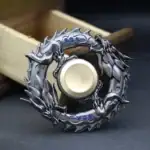 Porte-clé en forme de dragon en métal avec détails élaborés et finition argentée, idéal pour la décoration ou comme accessoire unique.