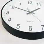 Horloge murale à quartz avec affichage clair et précis, idéale pour la décoration scientifique ou de bureau. Design épuré avec chiffres noirs sur fond blanc, facile à lire.