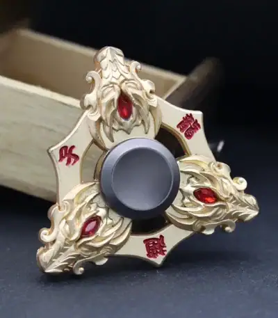 Porte-clé fidget spinner avec design de dragon chinois en métal doré et détails rouges, idéal pour la décoration ou comme accessoire original.